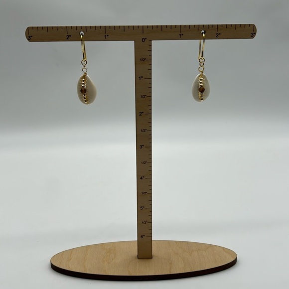 2357- Handmade Shell Dangle Earrings NWT - Picture 4 of 5